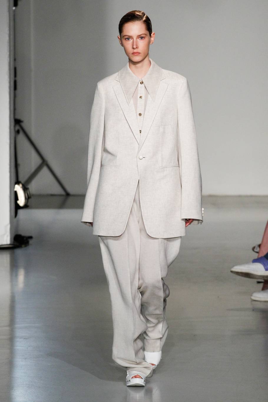 لهذا السبب ستغرمين بالبذلات الرجالية باللون الأبيض لعام 2018