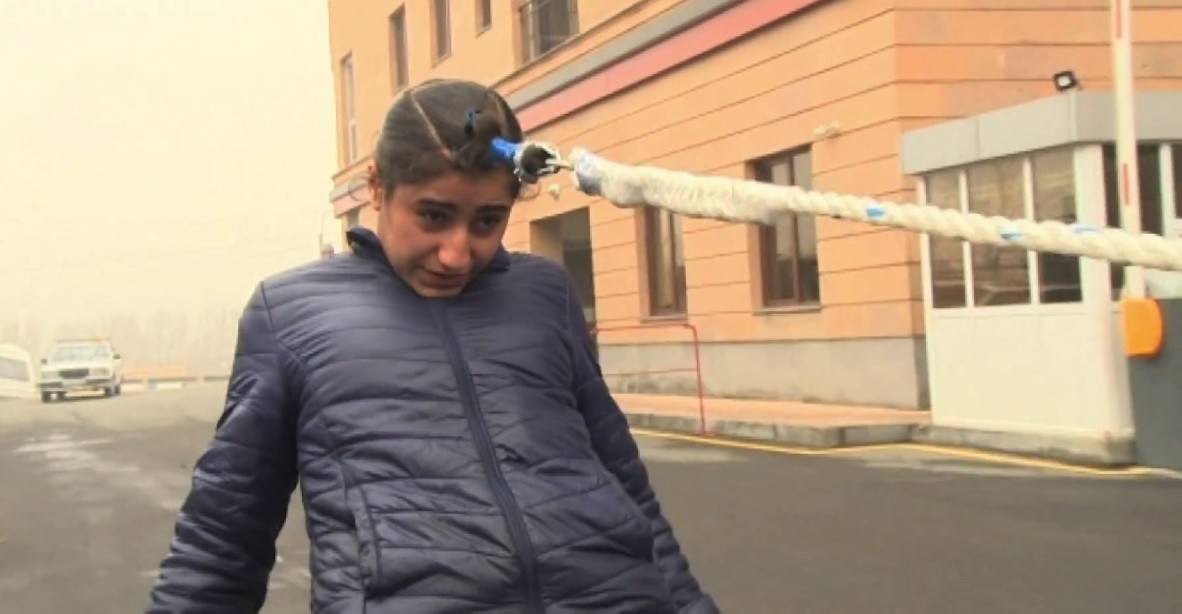 فيديو مذهل – فتاة تجر سيارة بشعرها... شاهدوا كيف فعلت ذلك بسهولة