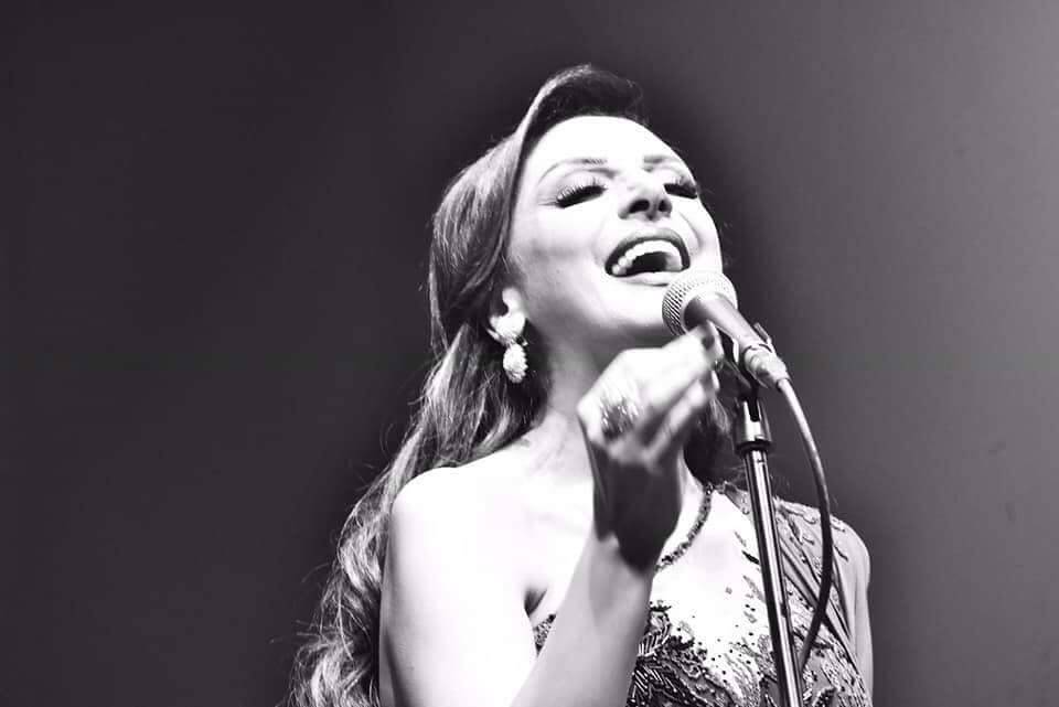 بالصور- شاهدوا إطلالة أنغام بجوار نجم العرب محمد عبده في البحرين