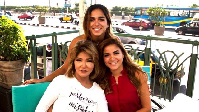 علا غانم تلاحق صفحات تواصل اجتماعي مزورة تسيء لها و لابنتيها بنشر صور جريئة لهم