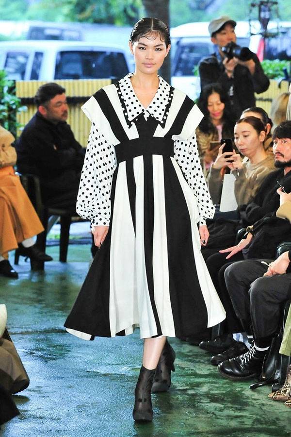 بالصور - اعتمدي الأزياء المنقطة هذا الربيع