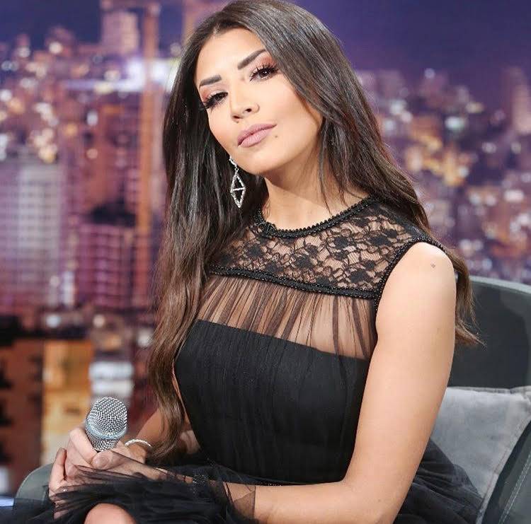 بالصور - شاهدي اطلالة أمل بشوشة في برنامج لهون وبس ‎