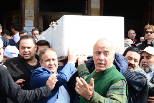 بالفيديو والصور - زوجة محمد متولي تنهار على الهواء... وهؤلاء النجوم شاركوا في التشييع