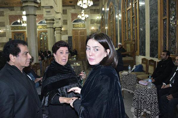 بالصور - تامر حبيب ينهمر بالبكاء في عزاء والدته وحشد من النجوم حضر لمواساته