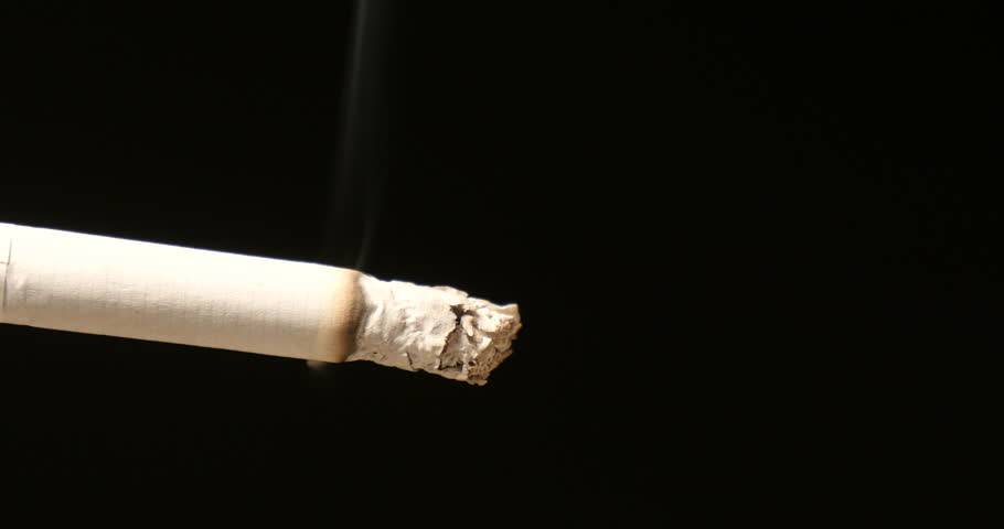 بسبب خلاف سكب البنزين على صديقه وأحرقه بسيجارة... وما قاله أثناء التحقيق صادم