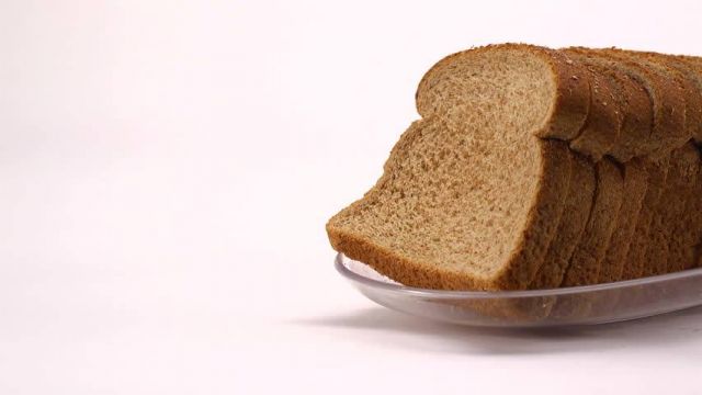 ما حقيقة العلاقة بين تناول الخبز الأسمر وخسارة الوزن؟