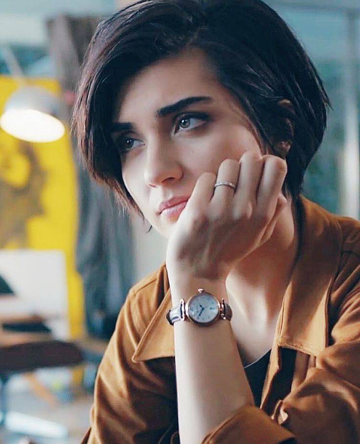 بالصورة – سخرية من توبا بيوكستون بسبب تسريحتها... ما علاقة هذا الفنان العربي بها؟