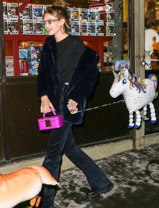 اكتشفي سرّ تميّز إطلالات جيجي حديد... واخطفي الأنظار أسوة بها