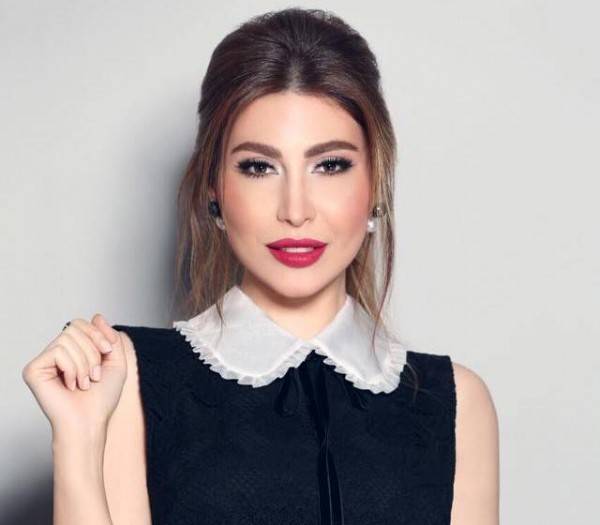 بالصور - يارا تخطف الانظار بفستان أنيق