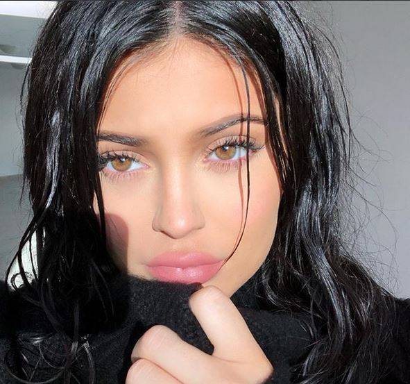 بالصور - كايلي جينر تصدم الجميع بوزنها بعد 10 أيام من انجابها طفلها