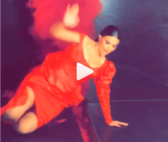 بالفيديو - ماذا جرى لنجمة الموضة والأزياء في الكواليس