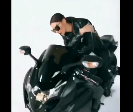 بالفيديو - نجمة عربية تسقط عن الدراجة النارية بسبب الملابس الجلدية الضيقة
