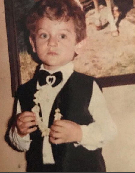 بالصورة – هذا الطفل أصبح نجماً وسيماً... زوجته ممثلة شهيرة أيضاً فمن هو؟