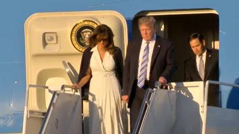 بالفيديو - ميلانيا تحرج ترامب مجدداً.. والأخير يدفعها بكتفه