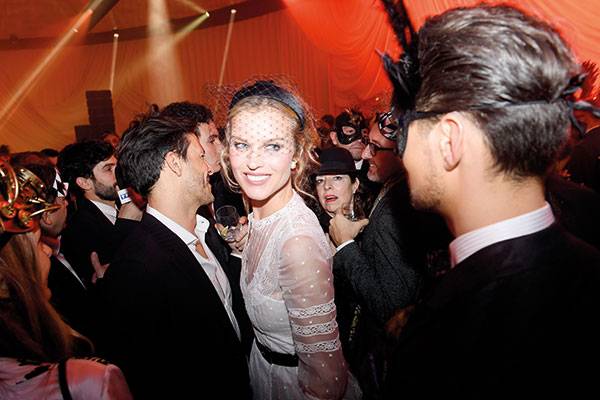 «لها» ترصد نجوم الصف الأول في عرض أزياء ديور
