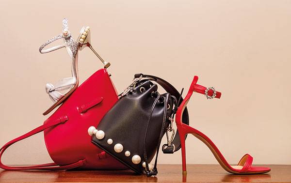 • حذاء مزين باللؤلؤ من Miu Miu • حقيبة حمراء من Alaia • حقيبة مزينة باللؤلؤ من Fendi • حذاء أحمر من Gianvitto Rossi • حذاء مزين باللؤلؤ من Miu Miu • حقيبة حمراء من Alaia • حقيبة مزينة باللؤلؤ من Fendi • حذاء أحمر من Gianvitto Rossi