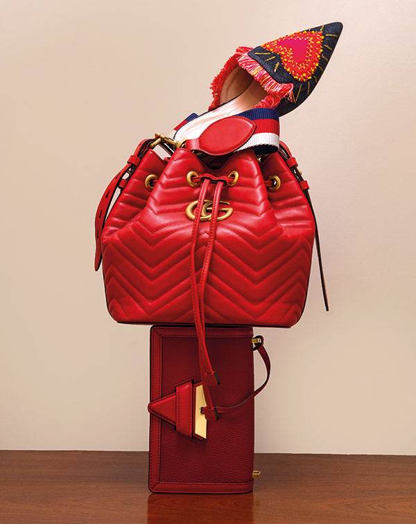 (من الأعلى) • حذاء من Alberta Ferreti • حقيبة من Gucci • حقيبة من Loewe (من الأعلى) • حذاء من Alberta Ferreti • حقيبة من Gucci • حقيبة من Loewe