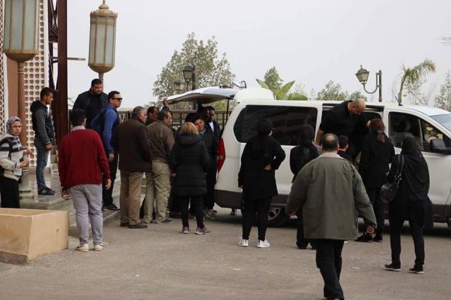 الصور الأولى من جنازة والد صابرين