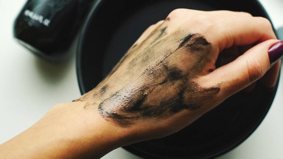 الوصفة المنزلية لـ Scrub تقشير وتبييض اليدين بالفحم!