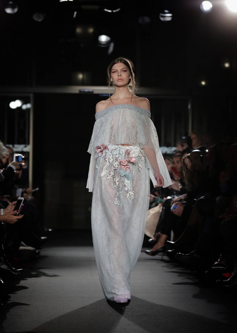 المصمّم داني أطرش يلغي الفوارق الزمنية في عرضه للأزياء الراقية لربيع وصيف 2018 في باريس