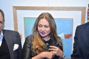 بالصور - ليلى علوي تخطف الأنظار بتنورة قصيرة.. وهذا ما ارتدته إلهام شاهين