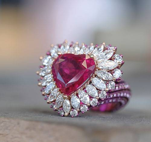 CHOPARD
...
هدية مثالية للمرأة التي تعشق المجوهرات الراقية