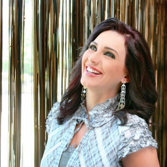 بالصورة – سلاف فواخرجي تفاجئ الجميع بصورة من مراهقتها... هل تشبه شكلها الحالي؟