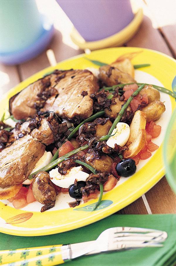 تونة نيسواز مشوية مع مرق بلسمي