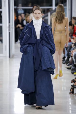 أبحري باللون الأزرق الداكن هذا الصيف