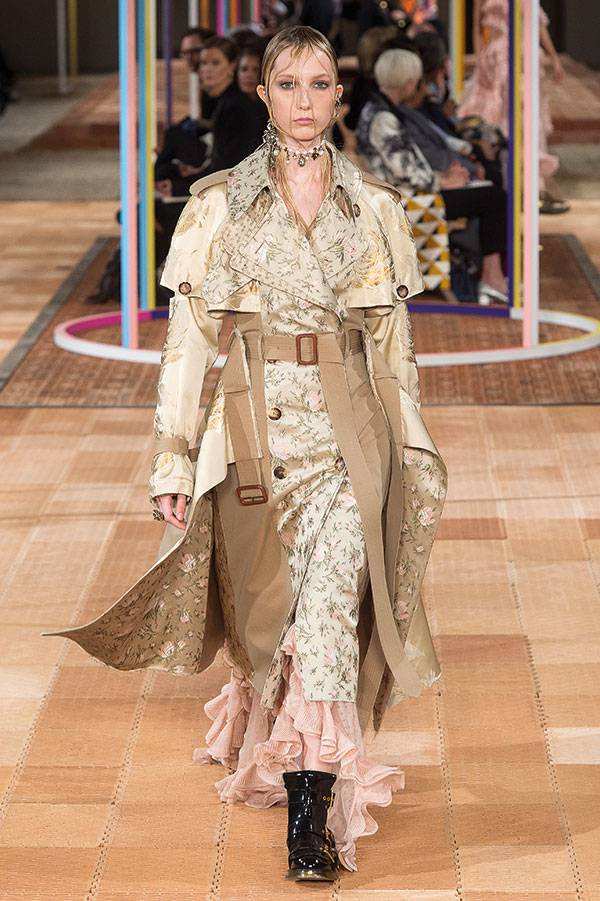 Alexander McQueen
 ... عروض أزياء ربيع وصيف 2018 في باريس