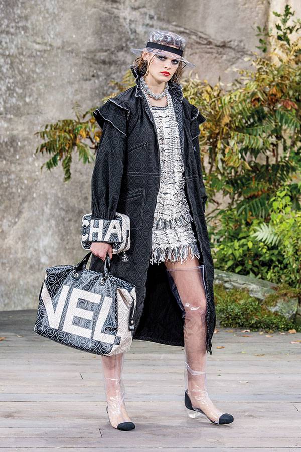 CHANEL...
عروض أزياء ربيع وصيف 2018
في باريس