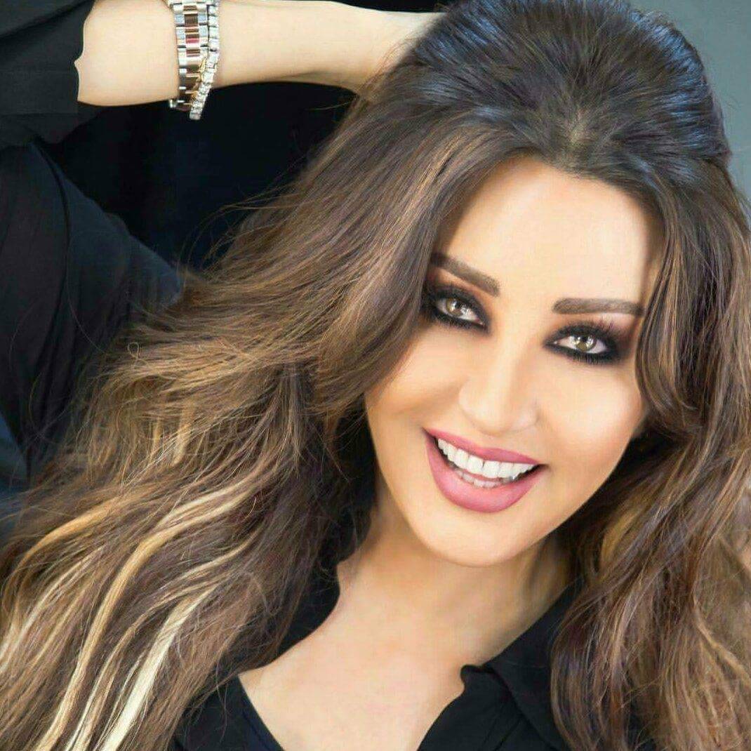 بالصور - لطيفة بإطلالة عشرينية تضج انوثةً وشباباً