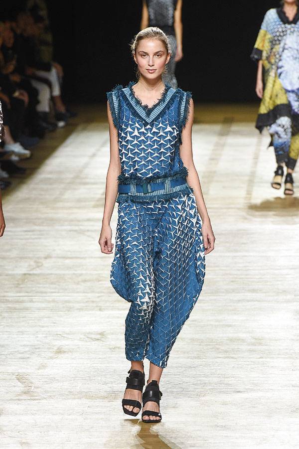 Issey Miyake
 ... عروض أزياء ربيع وصيف 2018 في باريس
