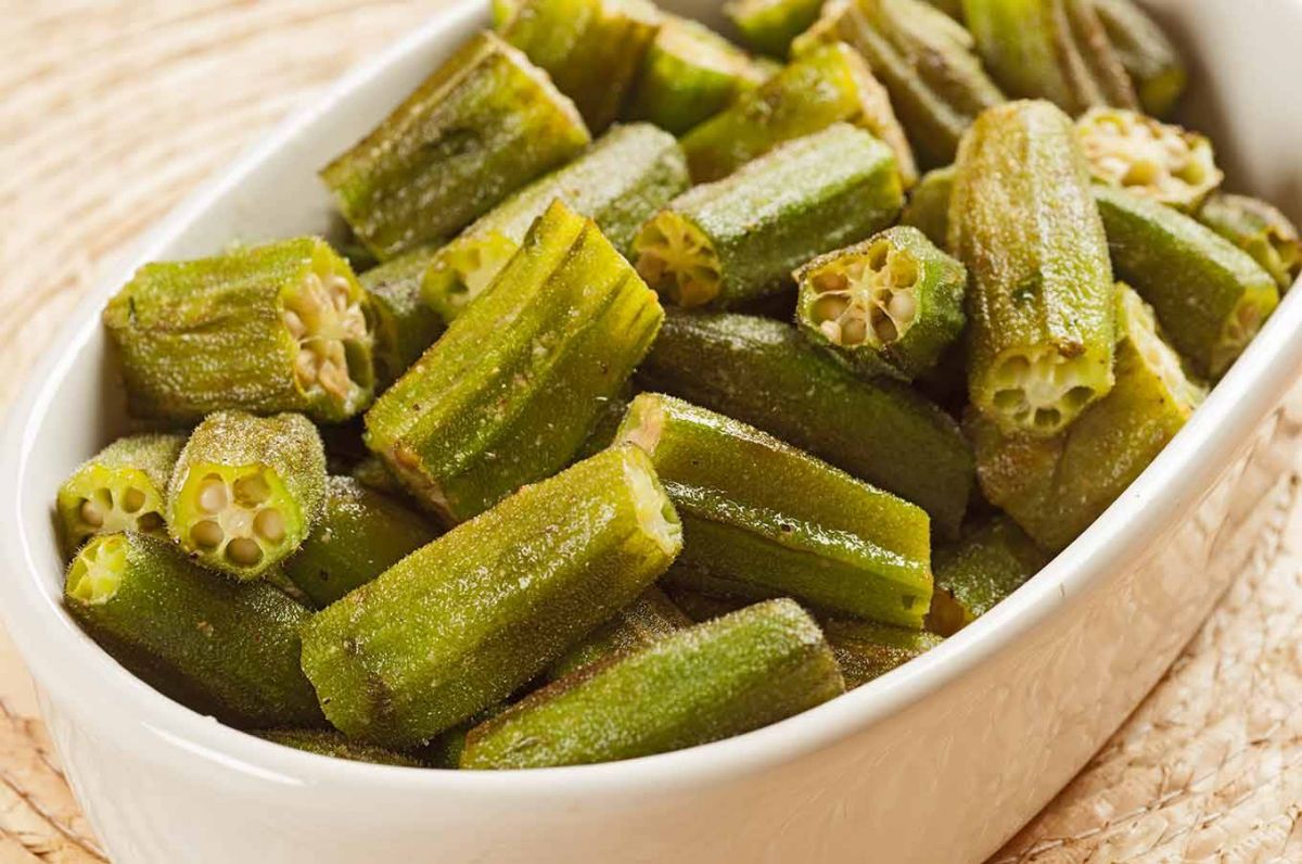 هذه الحيلة تمنع تكوّن الخيوط اللزجة أثناء طهو البامية... لا تنسيها أبداً