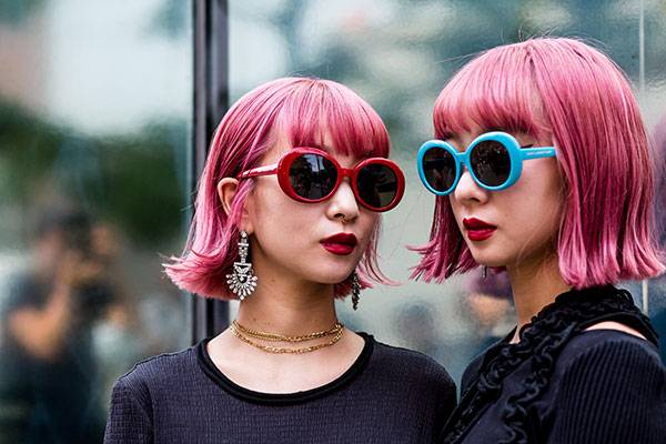 النظّارات الشمسية لإطلالة شبابية وعصرية بالإطار الملون