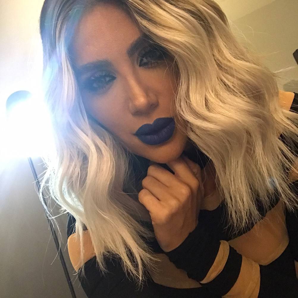 اكتشفي كيف تعتمدين أحمر الشفاه الداكن