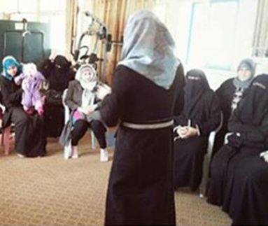 الصورة النمطية للجلسات النسائية...النميمة سيدة الموقف وسيرة الرجال حاضرة دائما