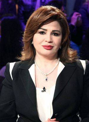 بالصورة- إلهام شاهين بالبرقع الخليجي .. من كانت معها؟