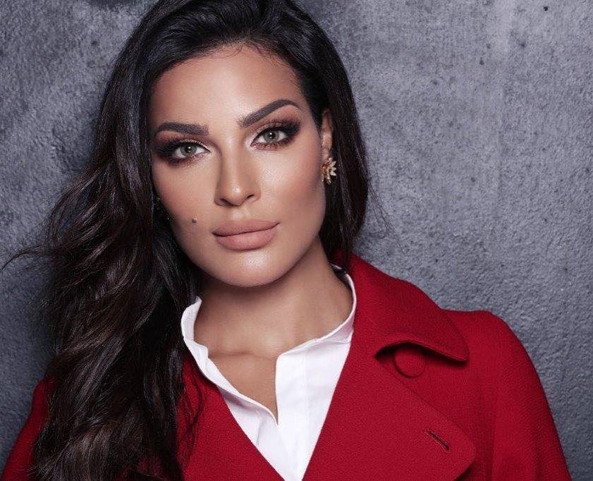 اكتشفي الأكسسوارات التي تألقت بها سلمى حايك ونجوى كرم وغيرهما من النجمات