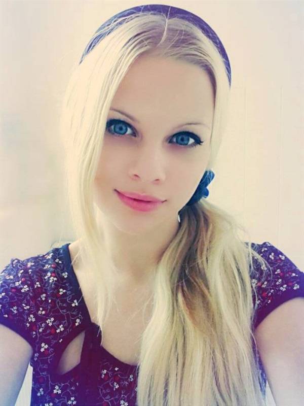 بالصور - هذه الحسناء تشوه نفسها لتصبح كالدمية.. شاهدوا ماذا فعلت