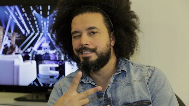 بالفيديو - بعد وفاة والده... عبد الفتاح الجريني يقص شعره على 