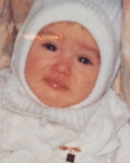 بالصور - خمّنوا هذه الطفلة أي نجمة عربية وجريئة أصبحت