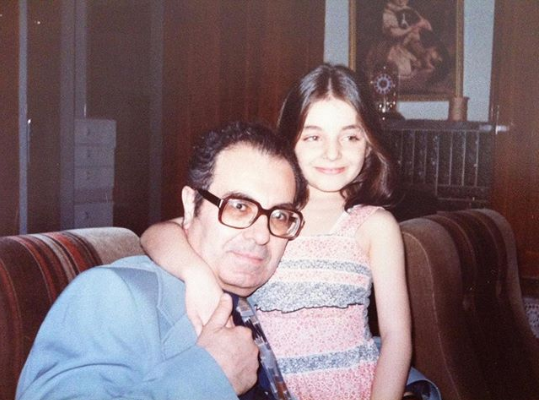 بالصور - نجمة عربية تستذكر والدها بصورة من طفولتها... من هي؟