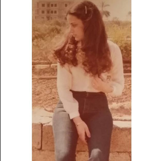 بالصور - خمّنوا هذه الحسناء والدة أي نجمة فاتنة... لن تصدقوا الشبه بينهما