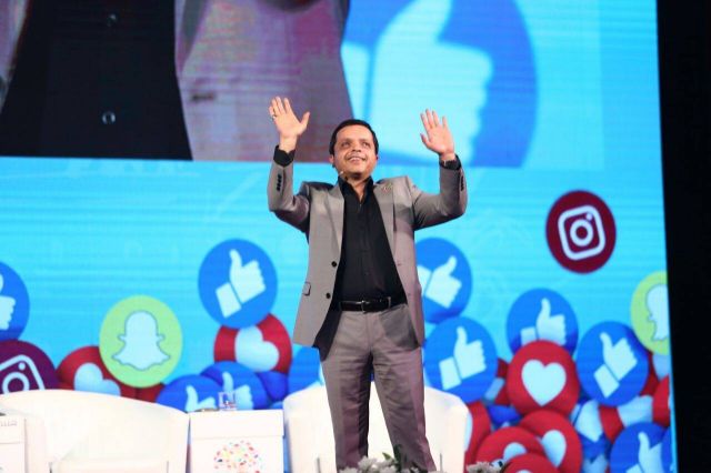 بالصور - محمد هنيدي يثير ضجة بسخريته من قصر قامته.. شاهدوا ماذا فعل