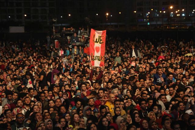 بالصور- ماذا فعل حماقي ليحتمي من البرد في حفلته الأخيرة بالقاهرة؟