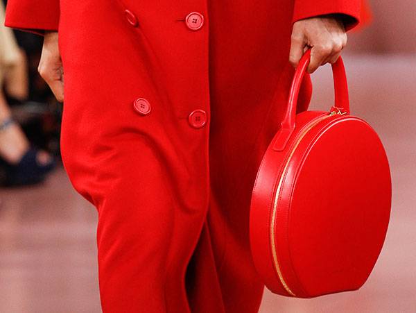 هذا ما ستقوله عنك حقيبتك الدائرية هذا الربيع