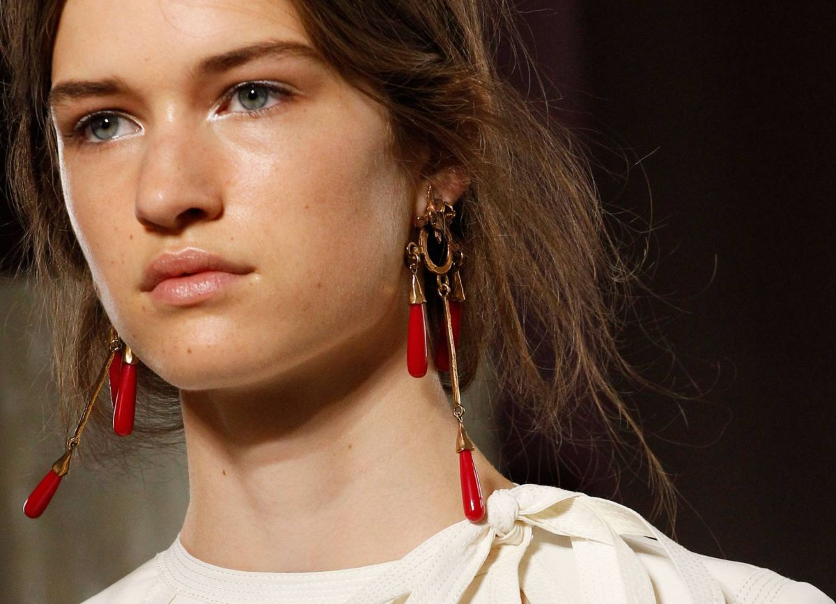 لأنوثة هادئة... اعتمدي صيحة الأقراط الطويلة