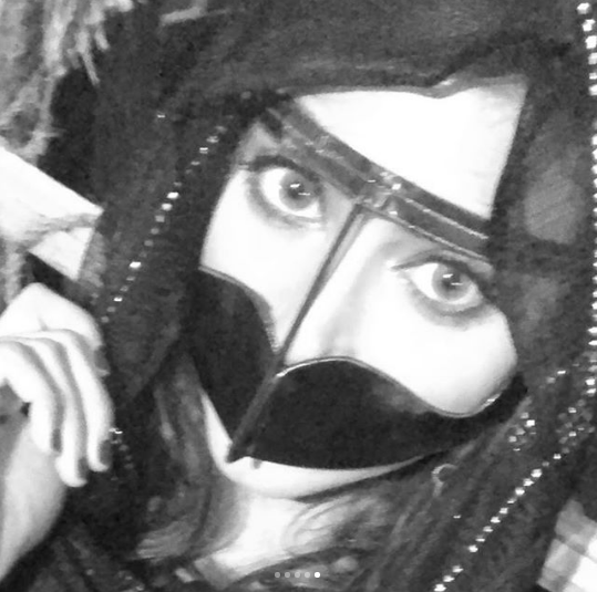 بالفيديو والصور - نجمة بحرينية تتغزل بنفسها بالبرقع وتؤكد 