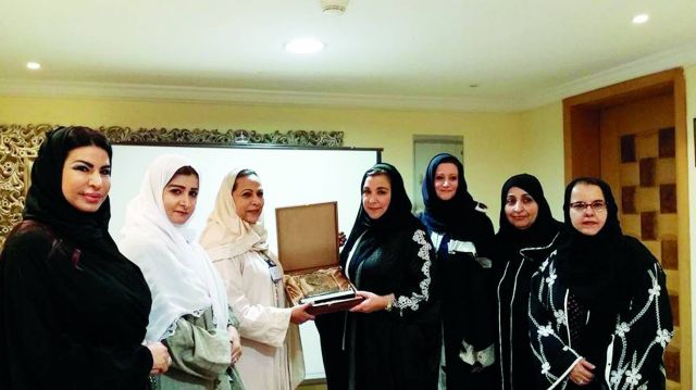 في النادي الأدبي للسيدات تسلتلم الدكتورة ميسون دخيل جائزتها